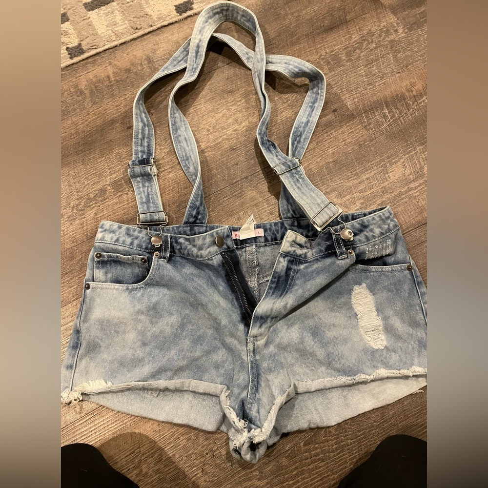 Large shorts with suspenders